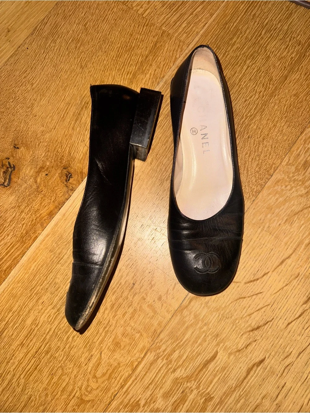 CHANEL Black Leather CC Logo Round-Toe Ballet Flats